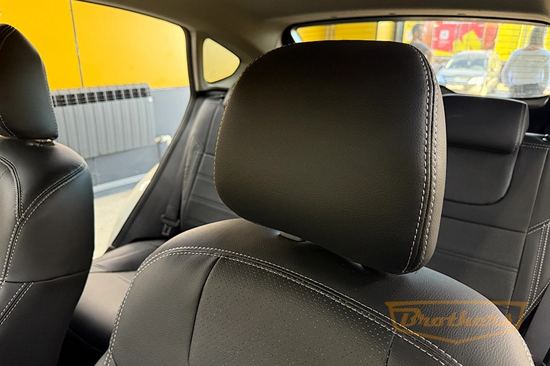 Чехлы на Subaru XV, 2011 - 2016 серии "Premium" - серая строчка (без заднего подлокотника)