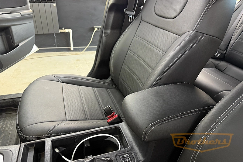 Чехлы на Subaru XV, 2011 - 2016 серии "Premium" - серая строчка (без заднего подлокотника)