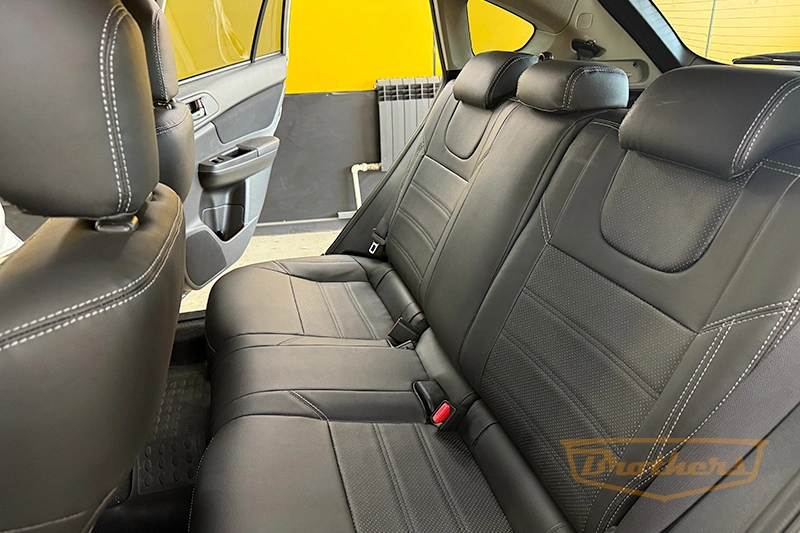 Чехлы на Subaru XV, 2011 - 2016 серии "Premium" - серая строчка (без заднего подлокотника)