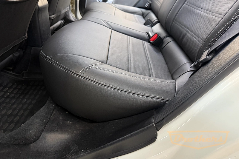 Чехлы на Subaru XV, 2011 - 2016 серии "Premium" - серая строчка (без заднего подлокотника)