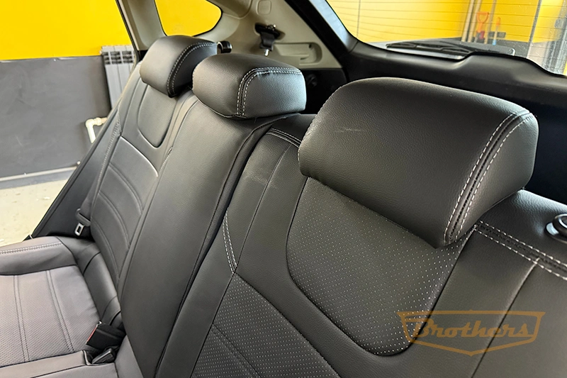 Чехлы на Subaru XV, 2011 - 2016 серии "Premium" - серая строчка (без заднего подлокотника)