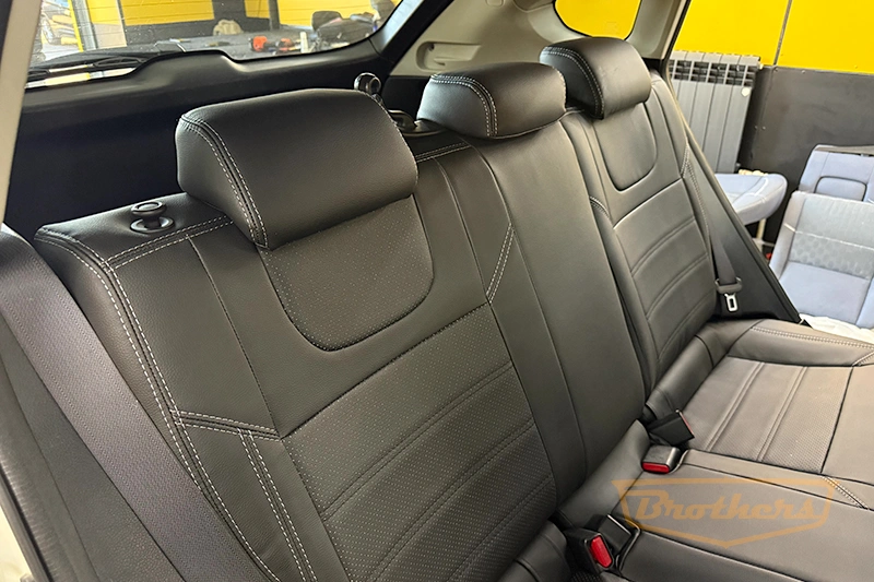 Чехлы на Subaru XV, 2011 - 2016 серии "Premium" - серая строчка (без заднего подлокотника)