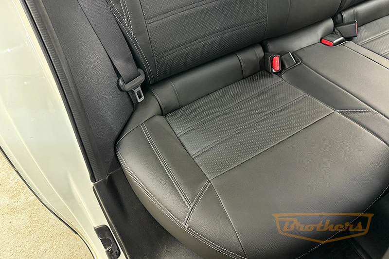 Чехлы на Subaru XV, 2011 - 2016 серии "Premium" - серая строчка (без заднего подлокотника)