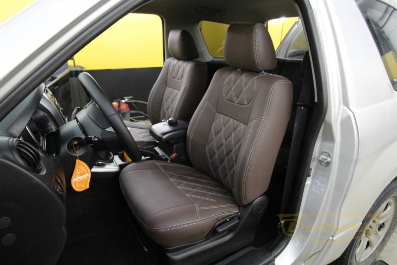 Авточехлы на Suzuki Grand Vitara (три двери), серии "Premium" цвет шоколад, ромбы - бежевая строчка