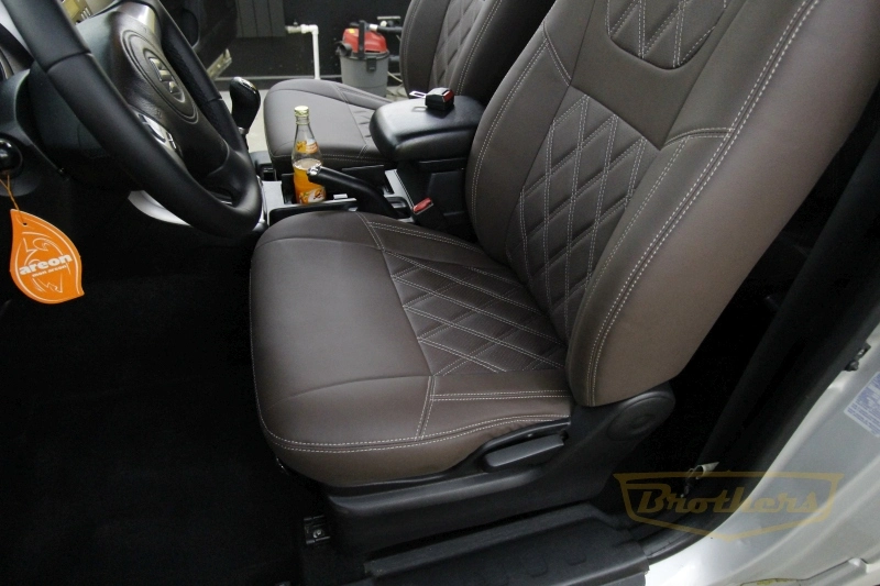 Авточехлы на Suzuki Grand Vitara (три двери), серии "Premium" цвет шоколад, ромбы - бежевая строчка