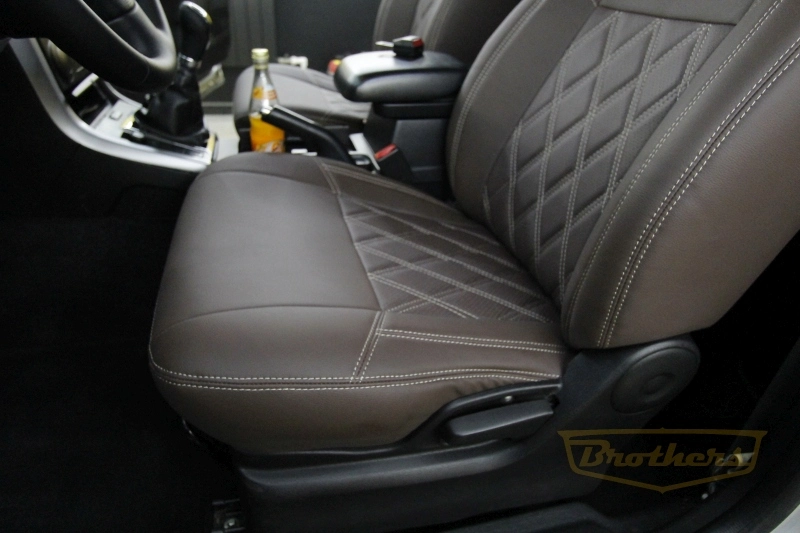 Авточехлы на Suzuki Grand Vitara (три двери), серии "Premium" цвет шоколад, ромбы - бежевая строчка