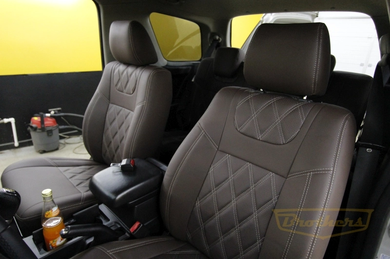 Авточехлы на Suzuki Grand Vitara (три двери), серии "Premium" цвет шоколад, ромбы - бежевая строчка