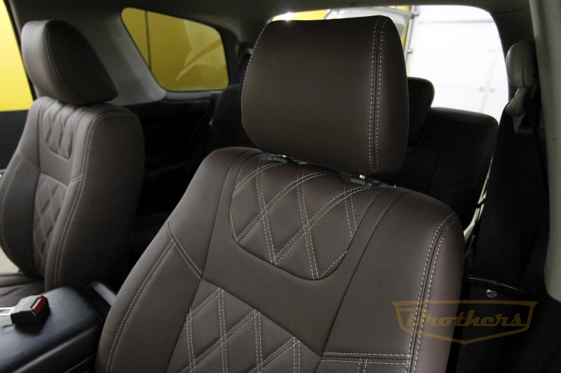 Авточехлы на Suzuki Grand Vitara (три двери), серии "Premium" цвет шоколад, ромбы - бежевая строчка