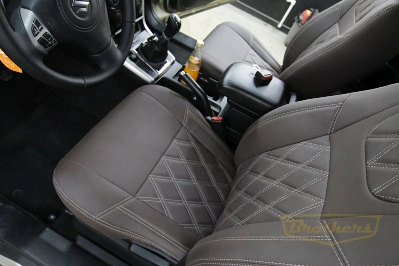 Авточехлы на Suzuki Grand Vitara (три двери), серии "Premium" цвет шоколад, ромбы - бежевая строчка