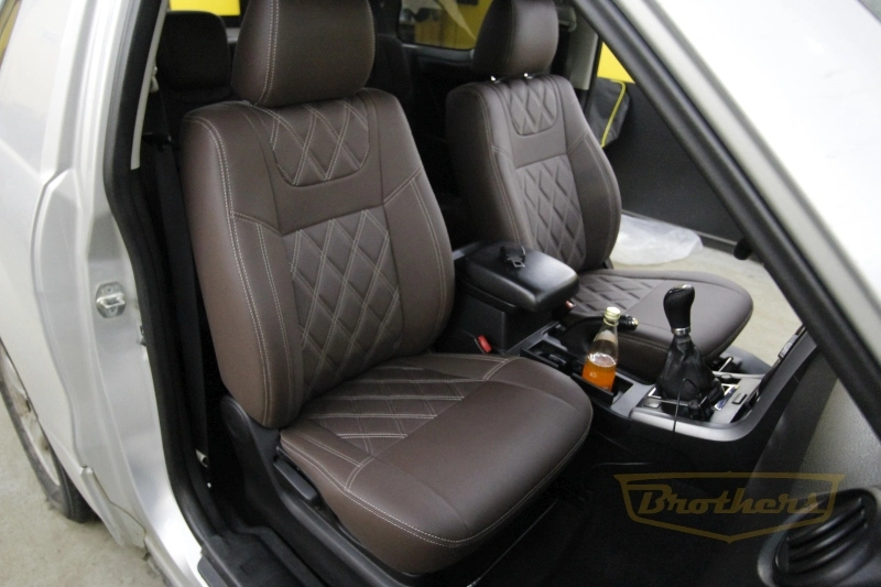 Авточехлы на Suzuki Grand Vitara (три двери), серии "Premium" цвет шоколад, ромбы - бежевая строчка