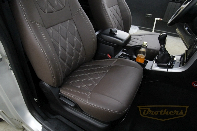 Авточехлы на Suzuki Grand Vitara (три двери), серии "Premium" цвет шоколад, ромбы - бежевая строчка