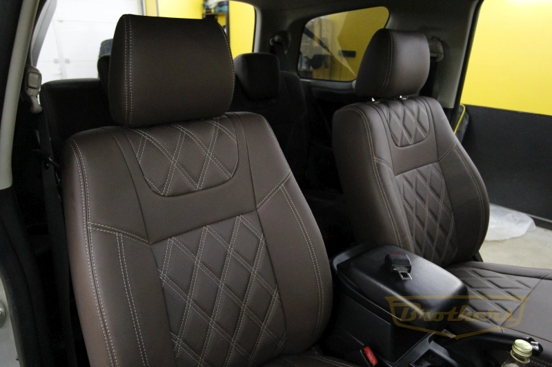 Авточехлы на Suzuki Grand Vitara (три двери), серии "Premium" цвет шоколад, ромбы - бежевая строчка