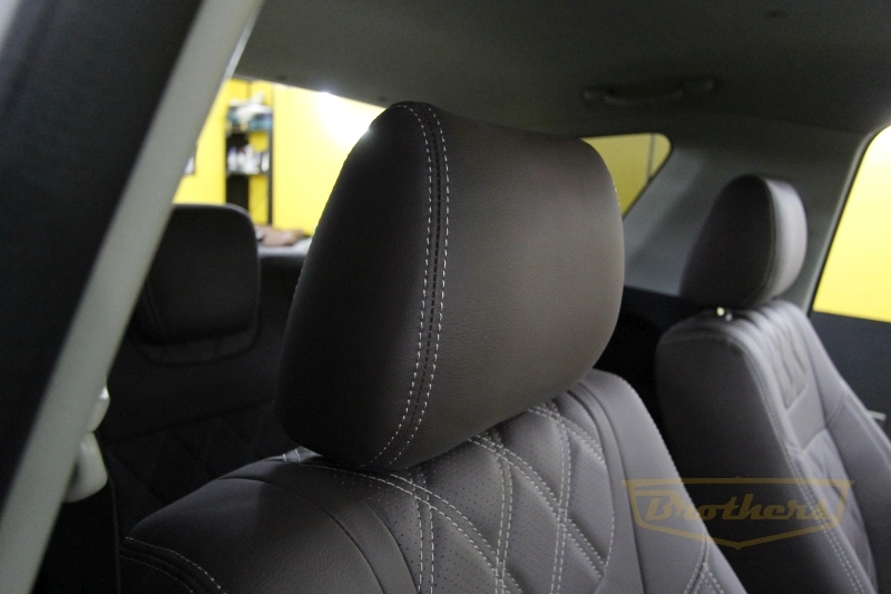 Авточехлы на Suzuki Grand Vitara (три двери), серии "Premium" цвет шоколад, ромбы - бежевая строчка