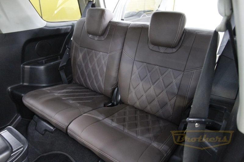 Авточехлы на Suzuki Grand Vitara (три двери), серии "Premium" цвет шоколад, ромбы - бежевая строчка