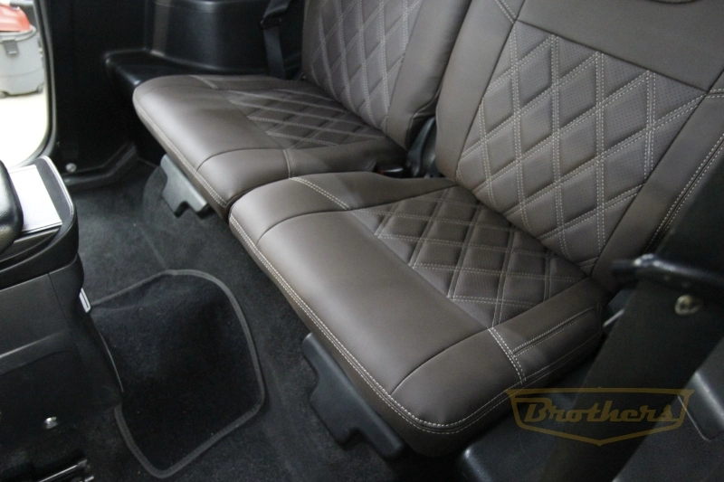 Авточехлы на Suzuki Grand Vitara (три двери), серии "Premium" цвет шоколад, ромбы - бежевая строчка