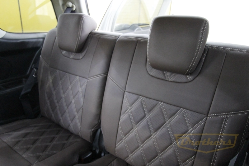 Авточехлы на Suzuki Grand Vitara (три двери), серии "Premium" цвет шоколад, ромбы - бежевая строчка