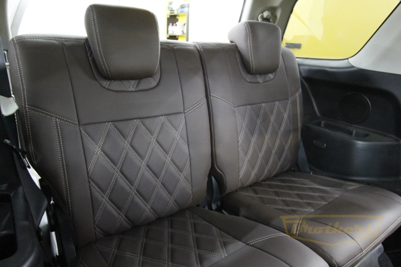 Авточехлы на Suzuki Grand Vitara (три двери), серии "Premium" цвет шоколад, ромбы - бежевая строчка