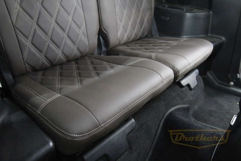 Авточехлы на Suzuki Grand Vitara (три двери), серии "Premium" цвет шоколад, ромбы - бежевая строчка