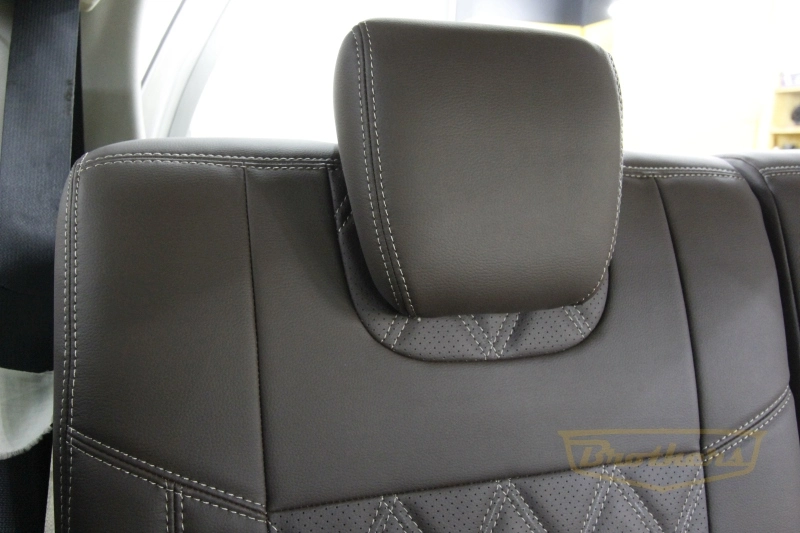 Авточехлы на Suzuki Grand Vitara (три двери), серии "Premium" цвет шоколад, ромбы - бежевая строчка