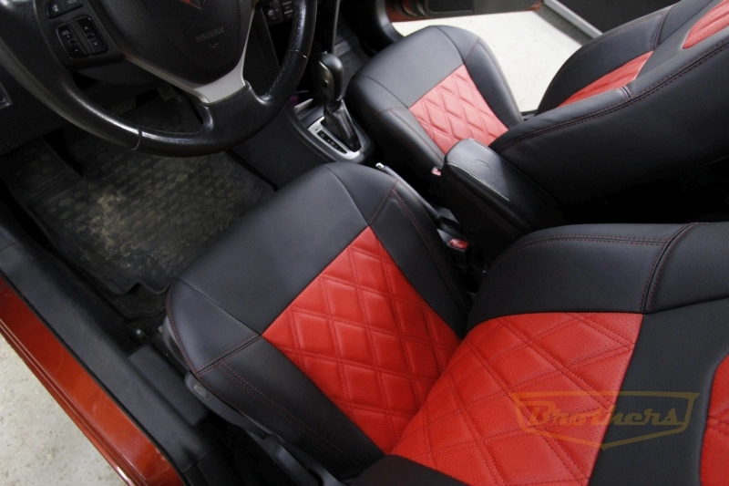 Авточехлы на Suzuki Swift (2011-2017) серии "Premium" - красная строчка, красный центр, ромбы