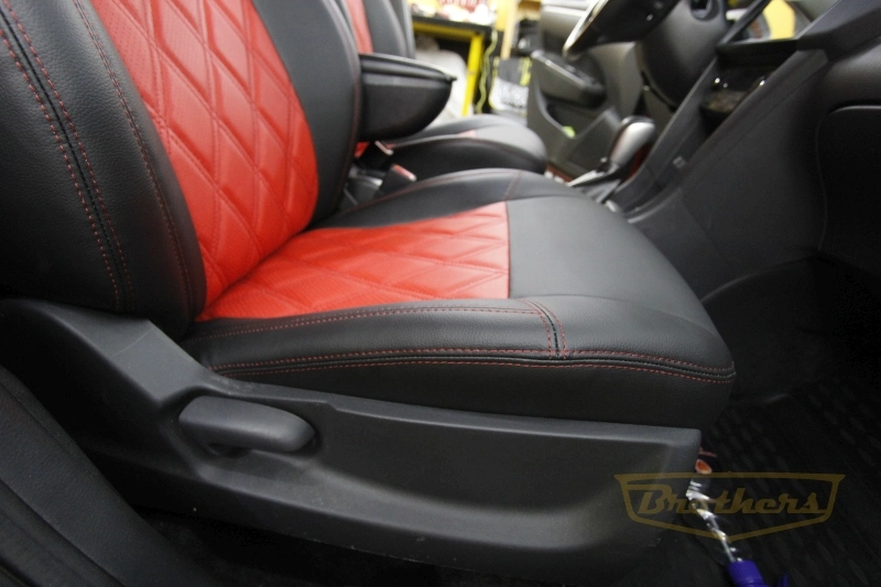 Авточехлы на Suzuki Swift (2011-2017) серии "Premium" - красная строчка, красный центр, ромбы