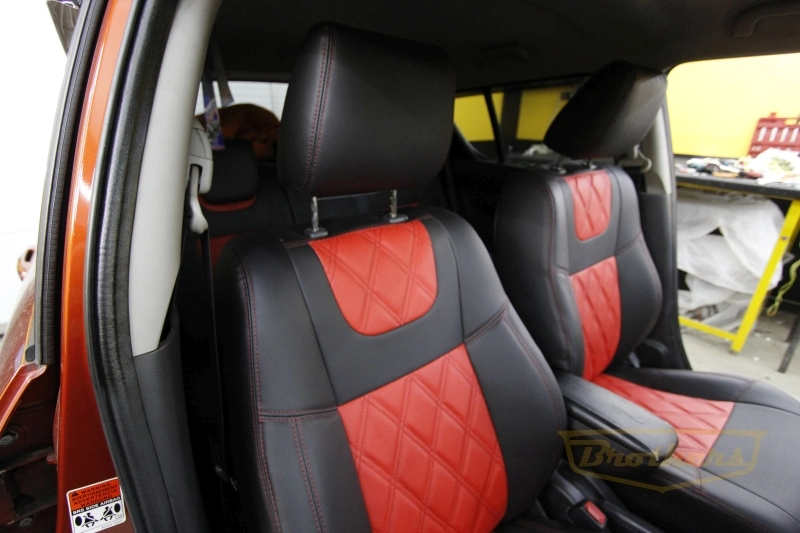 Авточехлы на Suzuki Swift (2011-2017) серии "Premium" - красная строчка, красный центр, ромбы