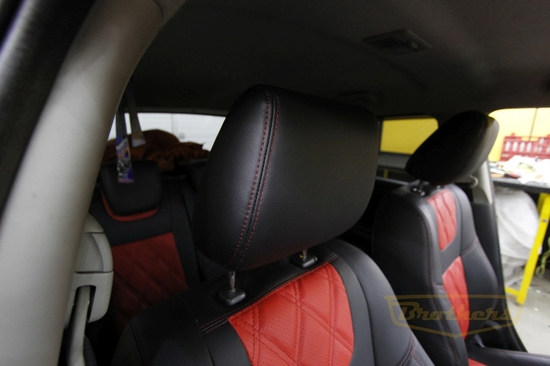 Авточехлы на Suzuki Swift (2011-2017) серии "Premium" - красная строчка, красный центр, ромбы