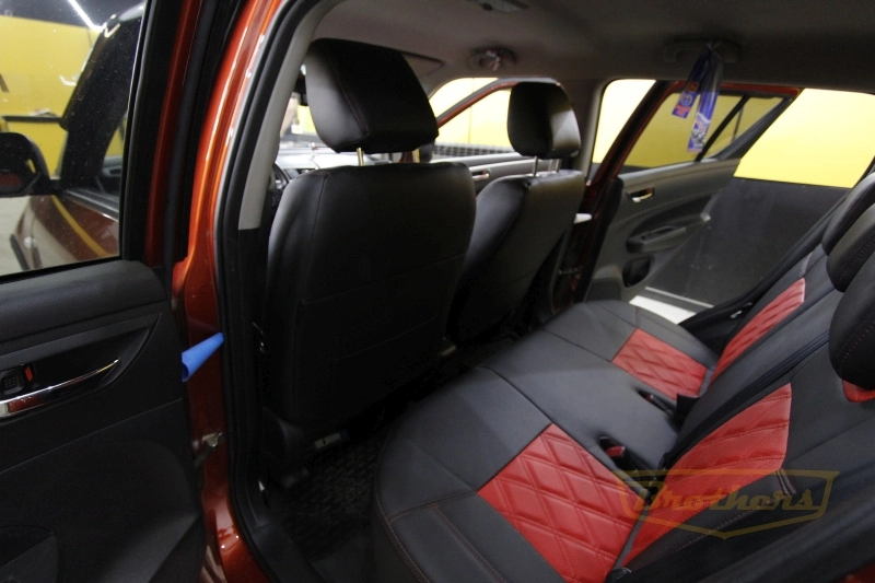 Авточехлы на Suzuki Swift (2011-2017) серии "Premium" - красная строчка, красный центр, ромбы