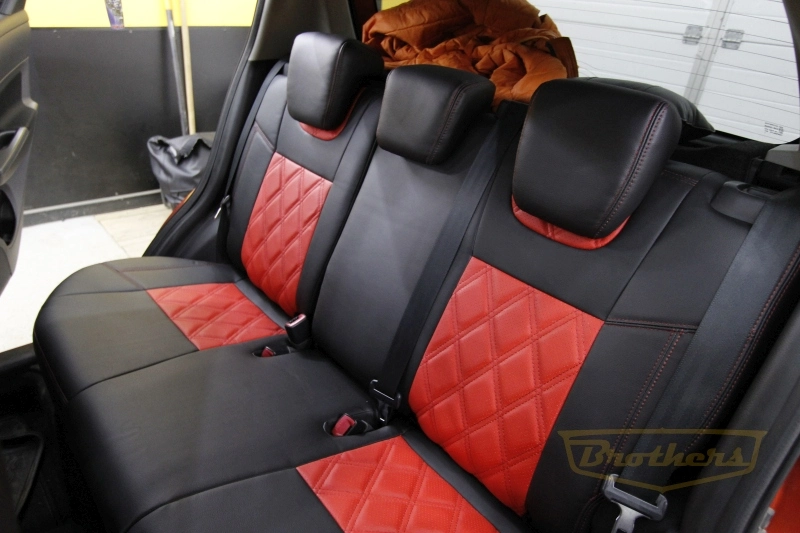 Авточехлы на Suzuki Swift (2011-2017) серии "Premium" - красная строчка, красный центр, ромбы