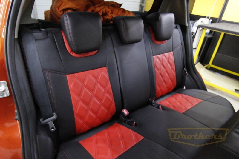 Авточехлы на Suzuki Swift (2011-2017) серии "Premium" - красная строчка, красный центр, ромбы
