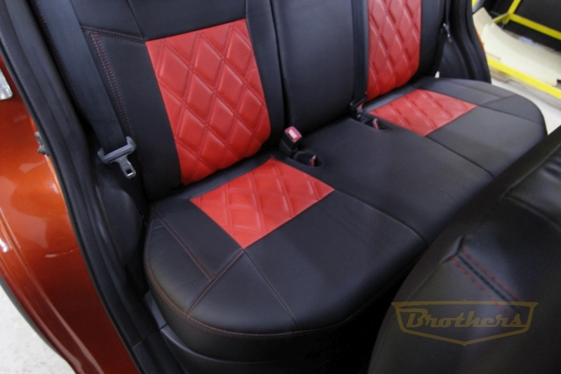 Авточехлы на Suzuki Swift (2011-2017) серии "Premium" - красная строчка, красный центр, ромбы