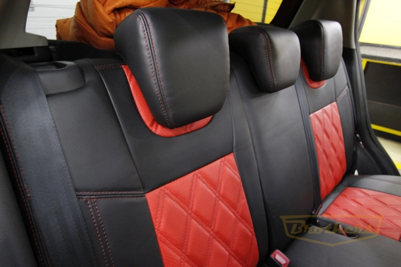 Авточехлы на Suzuki Swift (2011-2017) серии "Premium" - красная строчка, красный центр, ромбы