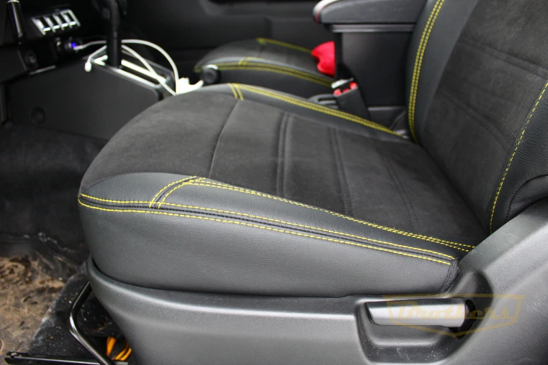 Авточехлы на Suzuki Jimny (5 дверей) серии "Alcantara" - желтая строчка, продление передних сидений алькантарой Авточехлы на Suzuki Jimny (5 дверей) серии "Alcantara" - желтая строчка, продление передних сидений алькантарой