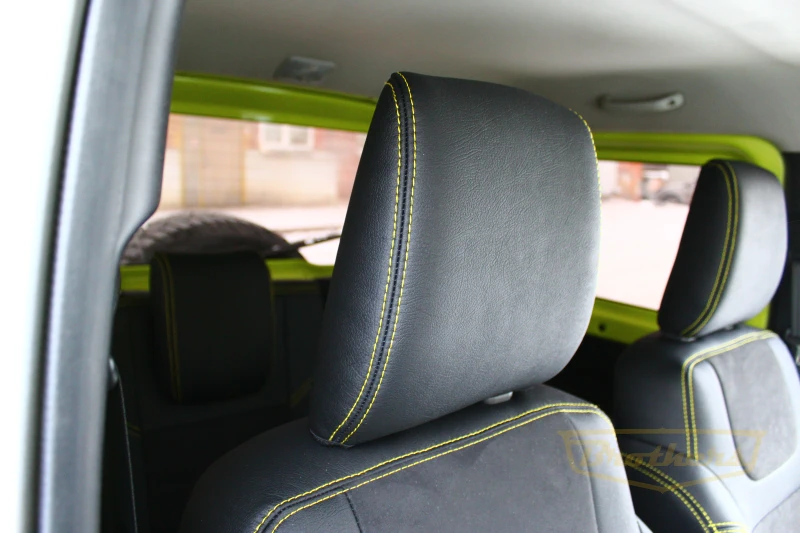 Авточехлы на Suzuki Jimny (5 дверей) серии "Alcantara" - желтая строчка, продление передних сидений алькантарой Авточехлы на Suzuki Jimny (5 дверей) серии "Alcantara" - желтая строчка, продление передних сидений алькантарой