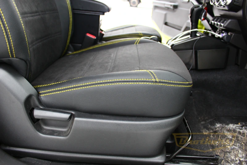 Авточехлы на Suzuki Jimny (5 дверей) серии "Alcantara" - желтая строчка, продление передних сидений алькантарой Авточехлы на Suzuki Jimny (5 дверей) серии "Alcantara" - желтая строчка, продление передних сидений алькантарой