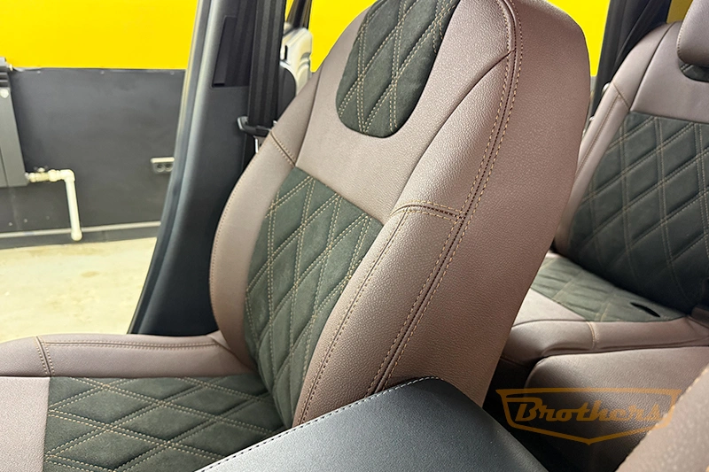 Чехлы для Lada Largus 1 рестайлинг, серии "Aurora" (цвет шоколад), алькантара - коричневая строчка, ромбы