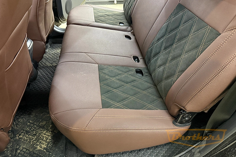 Чехлы для Lada Largus 1 рестайлинг, серии "Aurora" (цвет шоколад), алькантара - коричневая строчка, ромбы