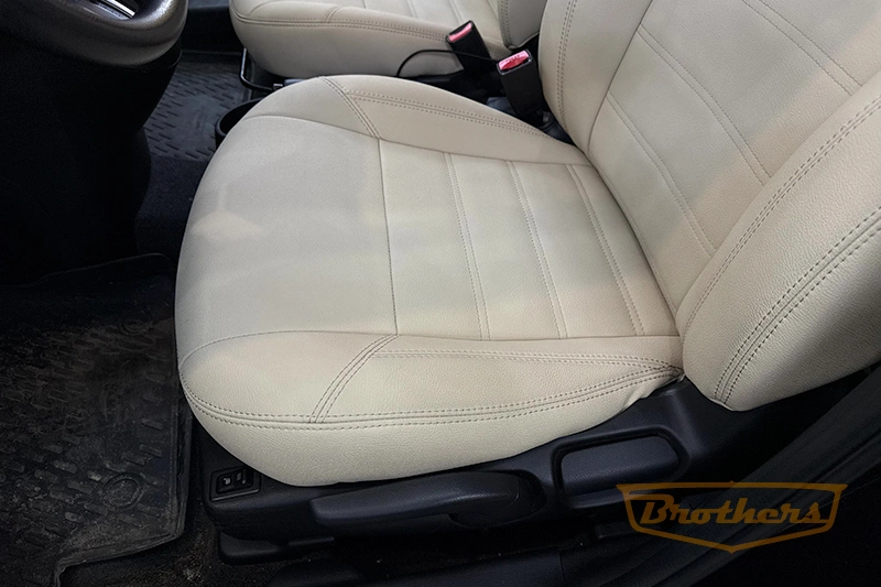 Чехлы на сиденья Mazda 2 (Хэтчбек, 5 дверей) серии "Aurora" (цвет бежевый) - бежевая строчка