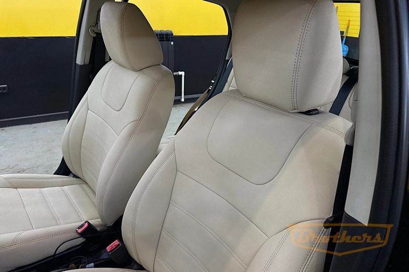 Чехлы на сиденья Mazda 2 (Хэтчбек, 5 дверей) серии "Aurora" (цвет бежевый) - бежевая строчка