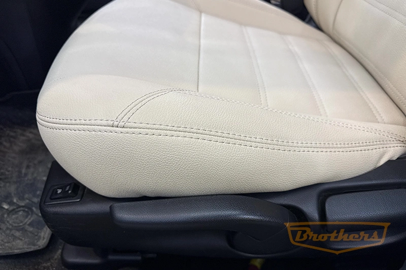 Чехлы на сиденья Mazda 2 (Хэтчбек, 5 дверей) серии "Aurora" (цвет бежевый) - бежевая строчка