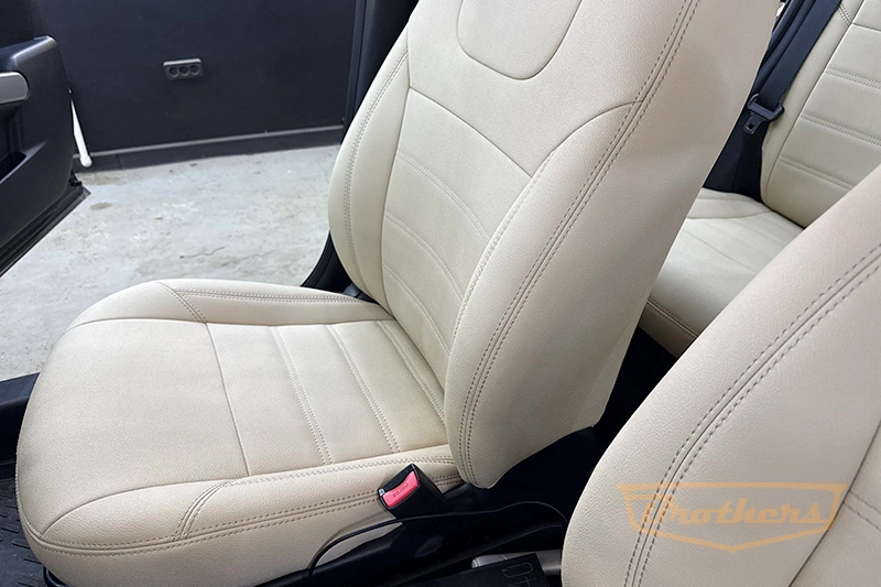 Чехлы на сиденья Mazda 2 (Хэтчбек, 5 дверей) серии "Aurora" (цвет бежевый) - бежевая строчка