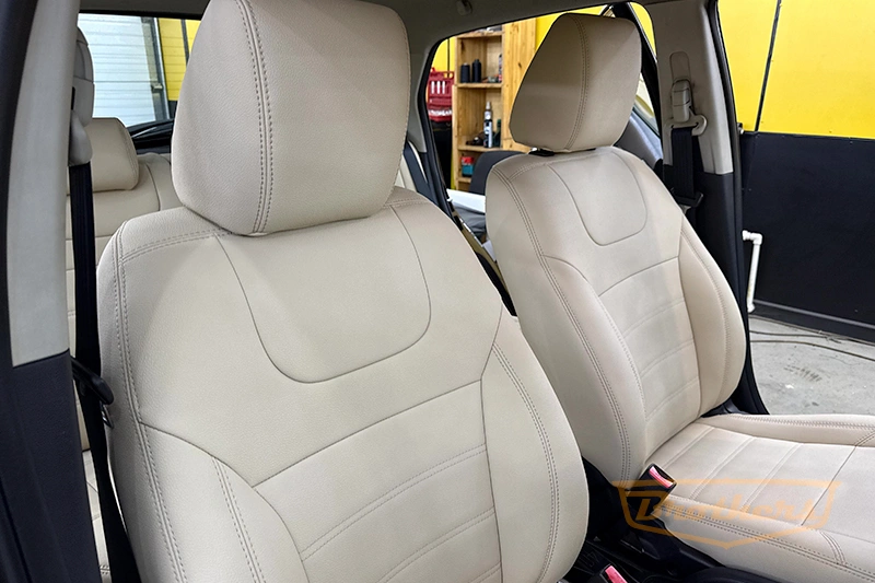 Чехлы на сиденья Mazda 2 (Хэтчбек, 5 дверей) серии "Aurora" (цвет бежевый) - бежевая строчка