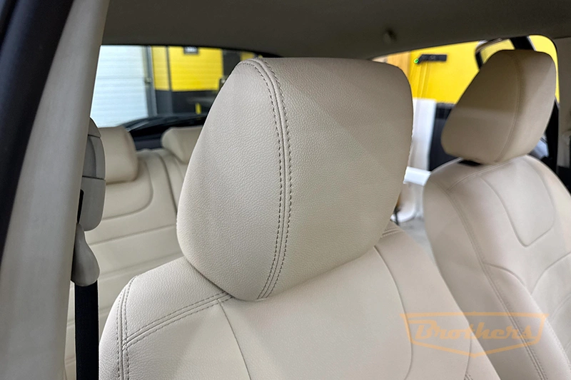 Чехлы на сиденья Mazda 2 (Хэтчбек, 5 дверей) серии "Aurora" (цвет бежевый) - бежевая строчка