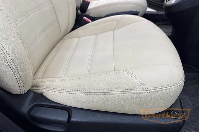 Чехлы на сиденья Mazda 2 (Хэтчбек, 5 дверей) серии "Aurora" (цвет бежевый) - бежевая строчка