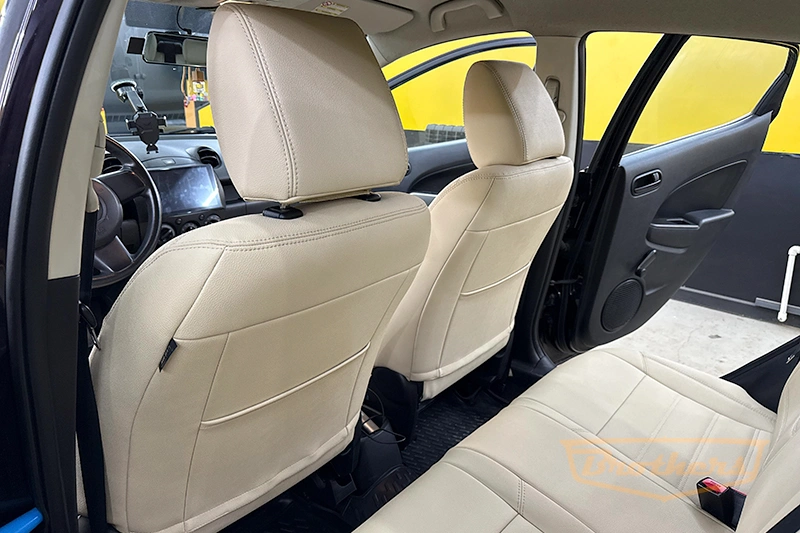 Чехлы на сиденья Mazda 2 (Хэтчбек, 5 дверей) серии "Aurora" (цвет бежевый) - бежевая строчка