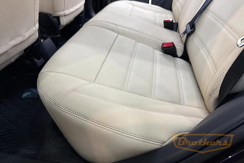 Чехлы на сиденья Mazda 2 (Хэтчбек, 5 дверей) серии "Aurora" (цвет бежевый) - бежевая строчка