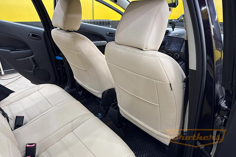 Чехлы на сиденья Mazda 2 (Хэтчбек, 5 дверей) серии "Aurora" (цвет бежевый) - бежевая строчка