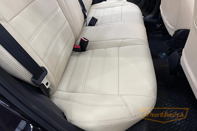 Чехлы на сиденья Mazda 2 (Хэтчбек, 5 дверей) серии "Aurora" (цвет бежевый) - бежевая строчка