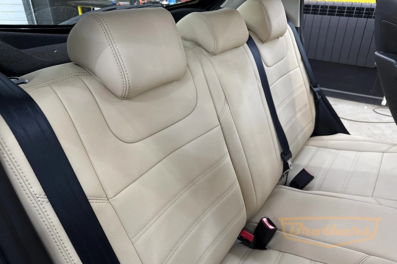 Чехлы на сиденья Mazda 2 (Хэтчбек, 5 дверей) серии "Aurora" (цвет бежевый) - бежевая строчка