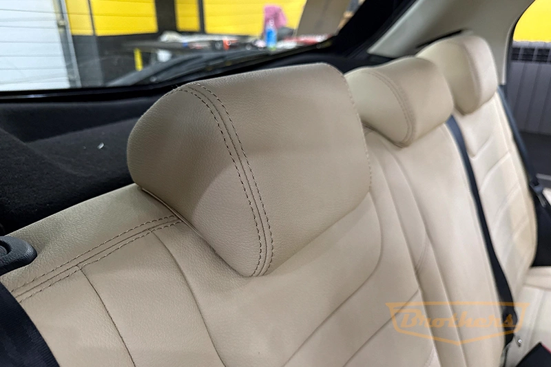 Чехлы на сиденья Mazda 2 (Хэтчбек, 5 дверей) серии "Aurora" (цвет бежевый) - бежевая строчка